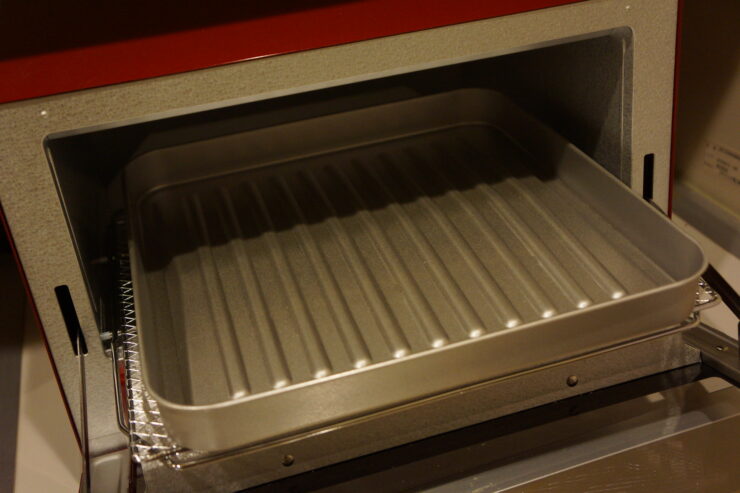 付属品の調理トレイには、凸凹した10mm程の溝があり